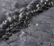 통가 화산 폭발로 1만km 떨어진 페루서 기름 유출 사고
