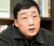 첫머리부터 기승전결 서사 '파격'.. "현대시 새 윤곽 만들고 싶었다"