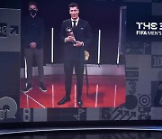 발롱도르 놓쳤던 레반도프스키, 2년 연속 FIFA 올해의 선수상