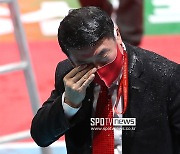 '물벼락' 역공격 당한 김형실 감독, 17연패 탈출에 행복한 '할바리니'