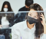 김희선, 대본 리딩 공개.."이수혁→로운, 든든한 내 편들"[스타IN★]