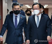국무회의 참석하는 김부겸 총리와 서욱 장관