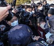 북한 피격 공무원 유족, 대통령 편지 반환하려다 경찰에 저지
