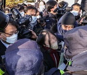 청와대 향하다 경찰에 저지되는 북한 피격 공무원 유족들