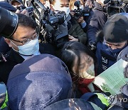 청와대 향하다 경찰에 저지되는 북한 피격 공무원 유족들