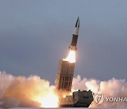 화염 내뿜으며 이동식발사대에서 발사되는 '북한판 에이태큼스'