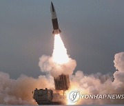 화염 내뿜으며 이동식발사대에서 발사되는 '북한판 에이태큼스'