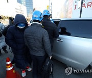 붕괴사고 현장서 콘크리트 증거물 확보한 경찰