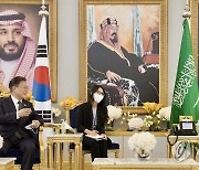 무함마드 빈 살만  사우디 왕세자 만난 문재인 대통령