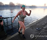 BRITAIN LEISURE SERPENTINE SWIMMERS