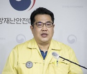 방역당국 "7000명 이상 대응준비 착수..모임 4인 축소, 예단 어려워"