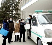'현장 치료'하러 나가는 황해북도 인민병원 의료일꾼들