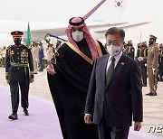 사우디 왕세자와 의장대 사열하는 문재인 대통령