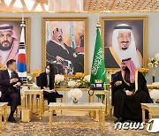 사우디 왕세자와 환담 나누는 문재인 대통령