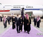 사우디 왕세자와 대화나누는 문재인 대통령
