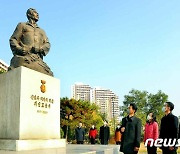 김정은, 북송 비전향 장기수 함세환에 '생일상' 선물