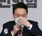 마스크 쓰는 윤석열 후보