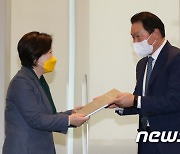 경제계 제언 전달받는 심상정 후보