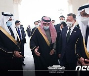 사우디 찾은 문 대통령, 아람코 회장 접견