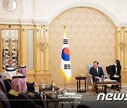 문재인 대통령, 사우디 아람코 회장 만나 '韓 기업 협력 확대 당부'