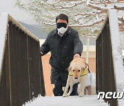 윤석열, 눈 가리고 안내견 체험