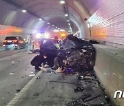 인제군 서울양양고속도 터널서 교통사고..일가족 3명 사상(종합)