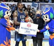 KBL 리바운드 새 역사 쓴 라건아 "전설 서장훈 넘어서 영광"