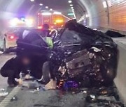 서울-양양고속도로서 승용차가 터널 벽 들이받아..1명 숨지고 2명 부상