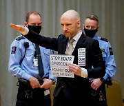 77명 살해한 연쇄테러범 브레이빅, 가석방 법정에서 나치 경례