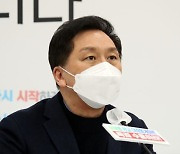 문 대통령, '캠프 특보' 조해주 선관위원 사의 반려.. 野 "막가파식 알박기"