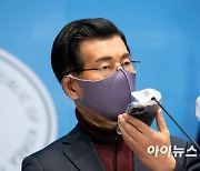 [포토]이재명 후보 욕설 파일 일부 공개하는 장영하 변호사