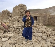 [이 시각] 벽돌 무더기로 변한 아프간 지진 현장.. "최소 26명 사망"
