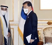 걸프협력회의(GCC) 사무총장과 대화 하는 정의용 외교부 장관