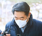 [포토] 최윤길 전 성남시의회 의장 영장실질심사 출석
