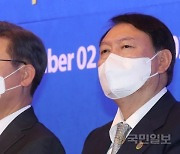 "다자대결서 윤석열 36.1% 이재명 34.9% 오차범위 접전"