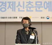 [사진]'제17회 경제신춘문예' 심사평하는 이순원 소설가
