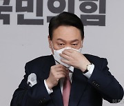 [헤럴드pic] 마스크를 고쳐쓰는 윤석열 국민의힘 대선 후보