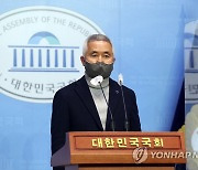 상임위원장 수락 견해 밝히는 최진석 교수