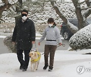 시각장애인 안내견 체험하는 윤석열 대선후보