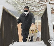 시각장애인 안내견 체험하는 윤석열 대선후보