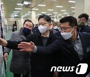 영주농산물유통센터.. 설 사과 수급상황 점검하는 김현수 농림축산식품부 장관