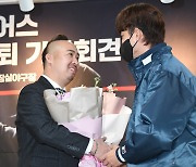 [포토]홍건희의 축하를 받는 유희관