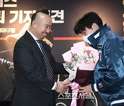 [포토]후배 최원준의 축하를 받는 유희관