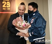 [포토] 유희관, 김태형 감독의 축하 받으며