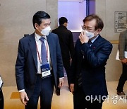 [포토]인사하는 권칠승 장관-제임스 김 회장