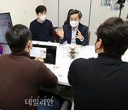 김동연, 여성건강 스타트업 체험 간담회