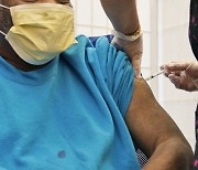 "감염보다 백신접종이 코로나19 중증 차단에 효과적" CDC