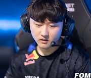 [포토] LCK 경기 준비하는 '표식' 홍창현