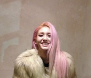"인형이야 사람이야?".. 전소미, 핑크머리 + 풍성한 퍼코트 입고 활짝 미소
