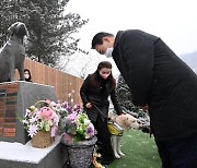 강아지 동상에 인사?.. 윤석열 "안내견, 반려견과 달라"